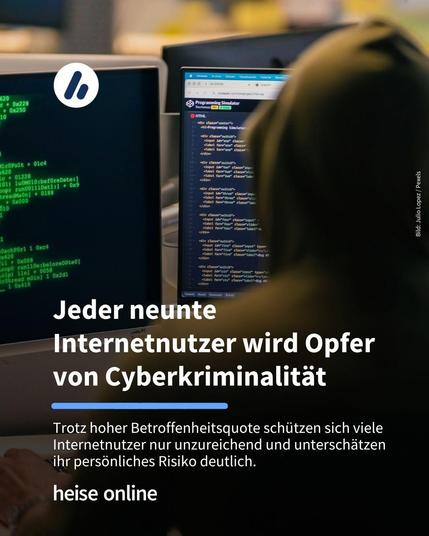 Das Bild zeigt einen klischeehaften Cyberkriminellen im schwarzen Hoodie, der auf zwei Bildschirme mit grünem Code vor schwarzem Hintergrund starrt. Im Bild steht: "Jeder neunte Internetnutzer wird Opfer von Cyberkriminalität". Darunter steht: "Trotz hoher Betroffenheitsquote schützen sich viele Internetnutzer nur unzureichend und unterschätzen ihr persönliches Risiko deutlich."