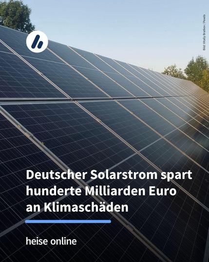 Das Bild zeigt eine Photovoltaikanlage. Im Bild steht:  "Deutscher Solarstrom spart hunderte Milliarden Euro 
an Klimaschäden"