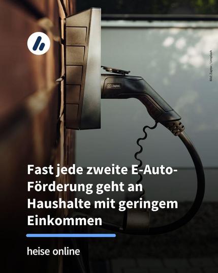 Auf dem Bild ist eine Wallbox an einer Hauswand zu sehen. In der Wallbox steckt ein Ladestecker. Im Bild steht: "Fast jede zweite E-Auto-Förderung geht an Haushalte mit geringem Einkommen"