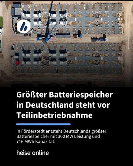 Das Bild zeigt noch eine frühere Ausbaustufe der Batteriespeicheranlage in Förderstedt. Im Bild steht: "Größter Batteriespeicher in Deutschland steht vor Teilinbetriebnahme" darunter steht: "In Förderstedt entsteht Deutschlands größter Batteriespeicher mit 300 MW Leistung und
716 MWh Kapazität."